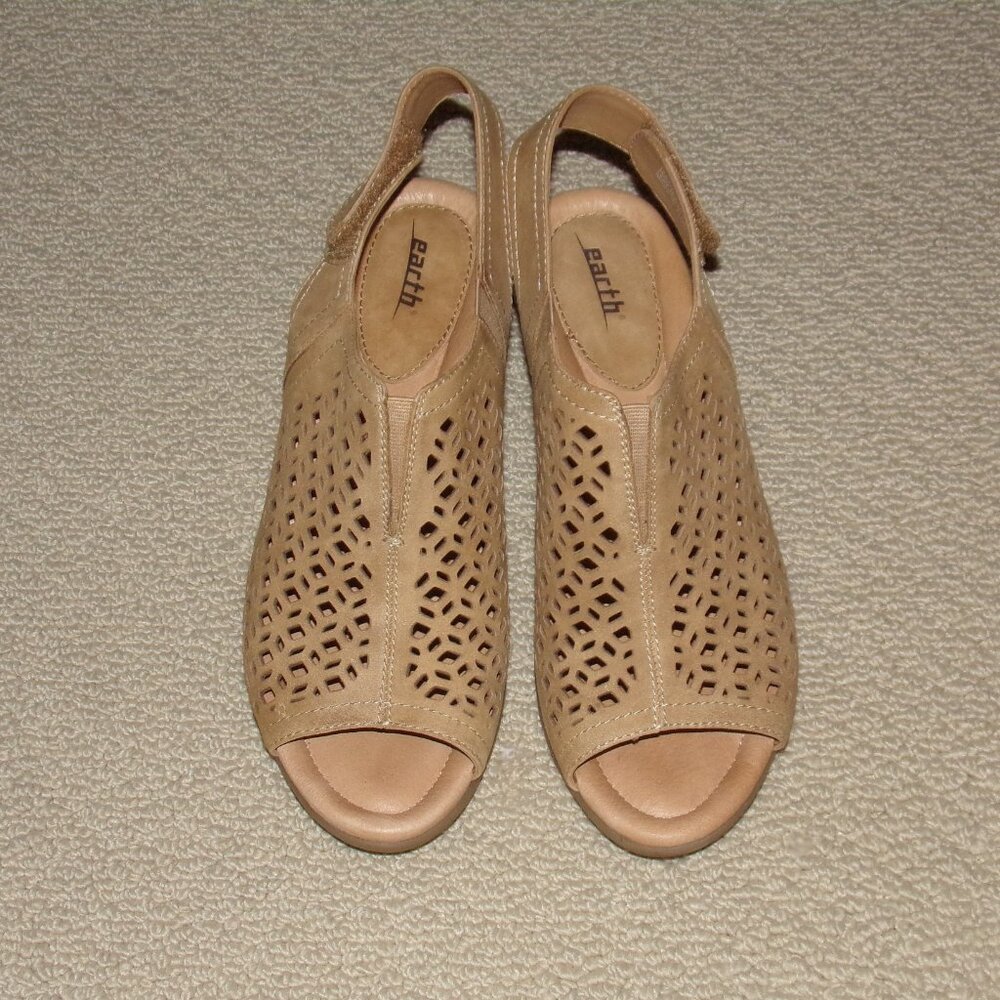 EARTH LEATHER WEDGE SANDALS SZ 10B
